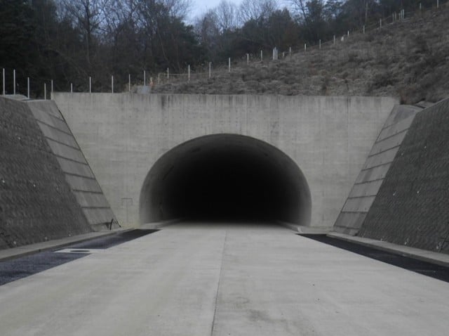 尾道･松江自動車道三良坂トンネル外舗装工事